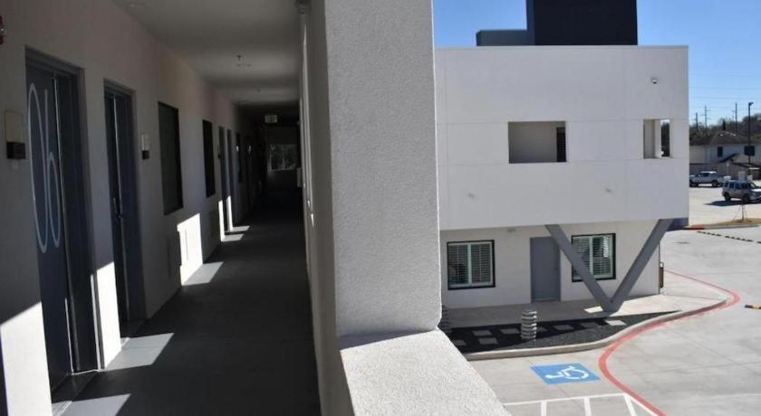Jersey Village Hotel Bella מראה חיצוני תמונה